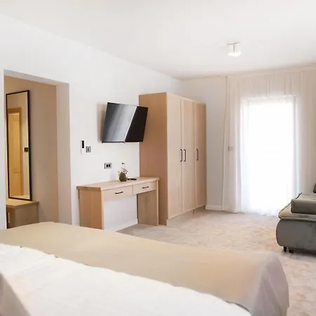 Bracera krevet i doručak 4*